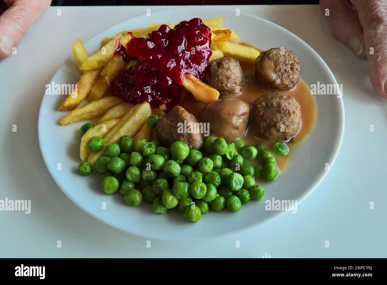 Ikea Restaurant, Köttbullar mit Pommes, Erbsen und Preiselbeeren ...