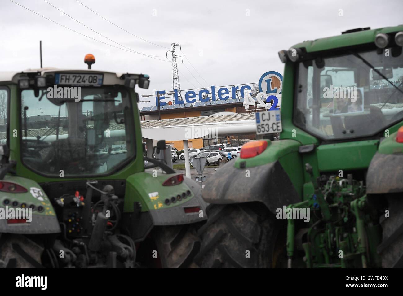 © PHOTOPQR/VOIX DU NORD/PIERRE ROUANET ; 30/01/2024 ; Saint Amand les Eaux, le 30/01/2024. Des agriculteurs de la FDSEA 59 (FNSEA) et JA (Jeunes Agriculteurs) ont bloque les acces de la grande surface Leclerc de Saint Amand les Eaux, avec leurs tracteurs et de la paille. Ils se sont ensuite rendus, avec des chariots, dans le supermarche pour sortir sans payer des produits d'origine non francaise (beurre, jambon, miel, confitures, fromages, lait, etc.) qui seront donnes a des associations. PHOTO PIERRE ROUANET LA VOIX DU NORD - French farmers' protest continue France Jan 30, 2024 Stock Photo