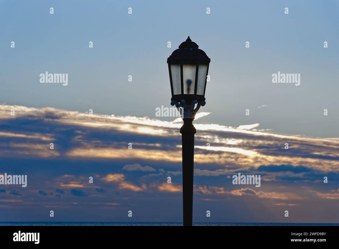 Lamp post silhouette hi-res stock photography and images - Alamy