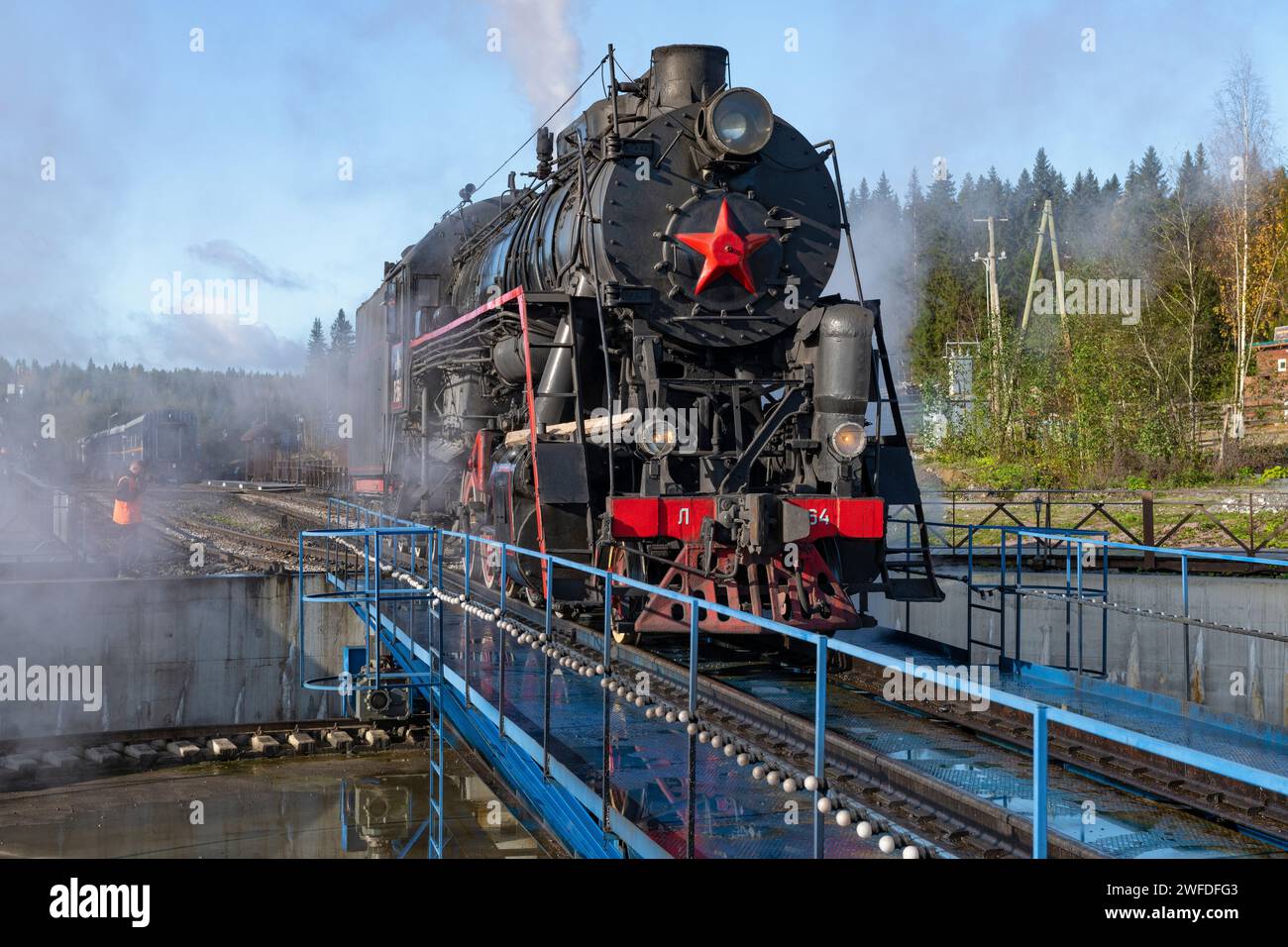 RUSKEALA, RUSSIA - OCTOBER 06, 2023: Old Soviet steam locomotive L-5164 enters the turning circle on a October afternoon Stock Photo