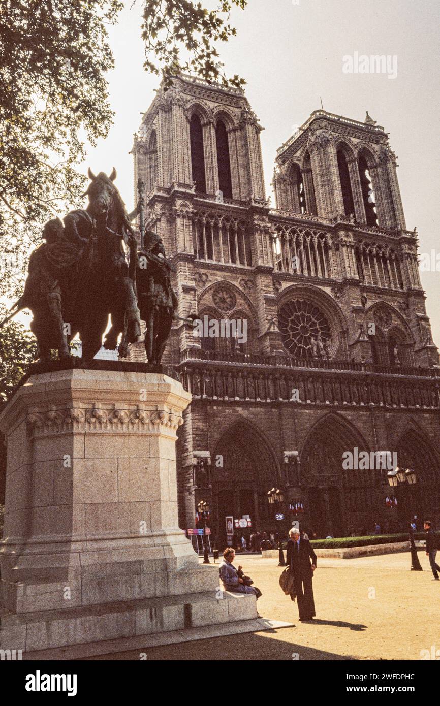 Notre dame 1980s hi-res stock photography and images - Alamy