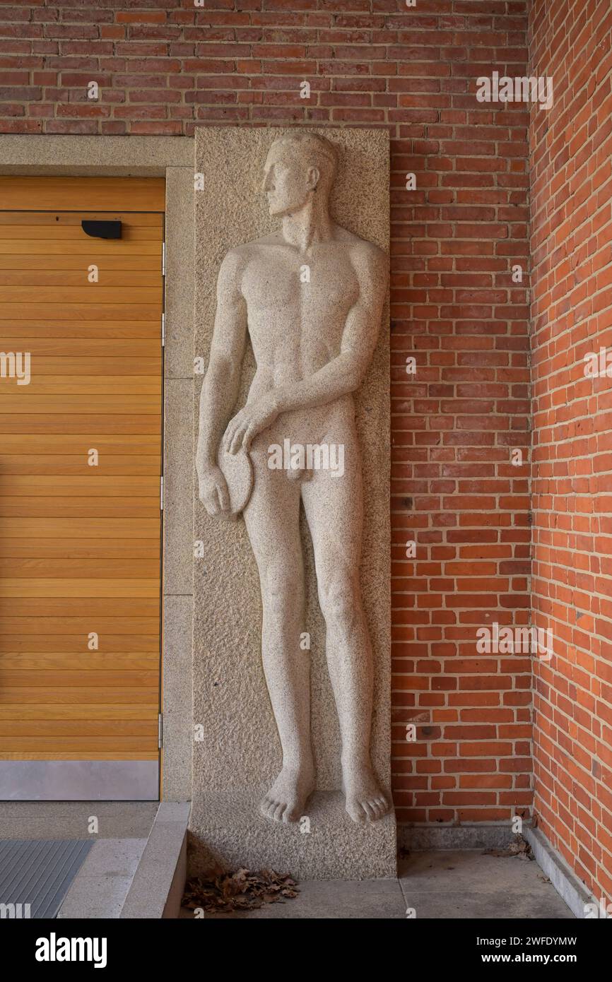 Steinfigur aus der NS-Zeit, Nazi-Kunst, Eingangsbereich, Schwimmhalle der Berliner Bäderbetriebe, Finckensteinallee, Lichterfelde, Steglitz-Zehlendorf Stock Photo