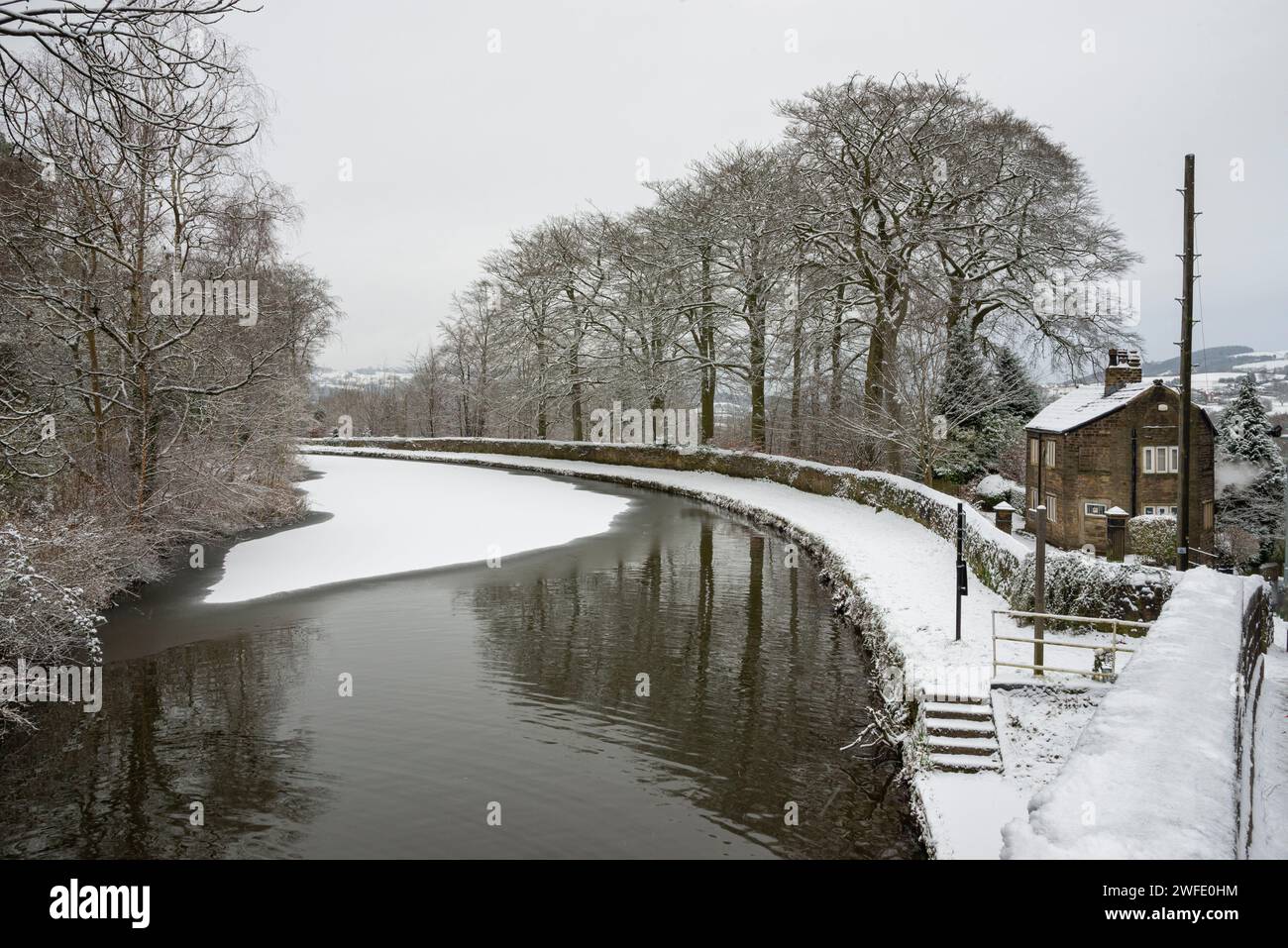 The Peak Forest Canal at Marple on a snowy winter morning, Stockport, Greater Manchester, England. Stock Photo