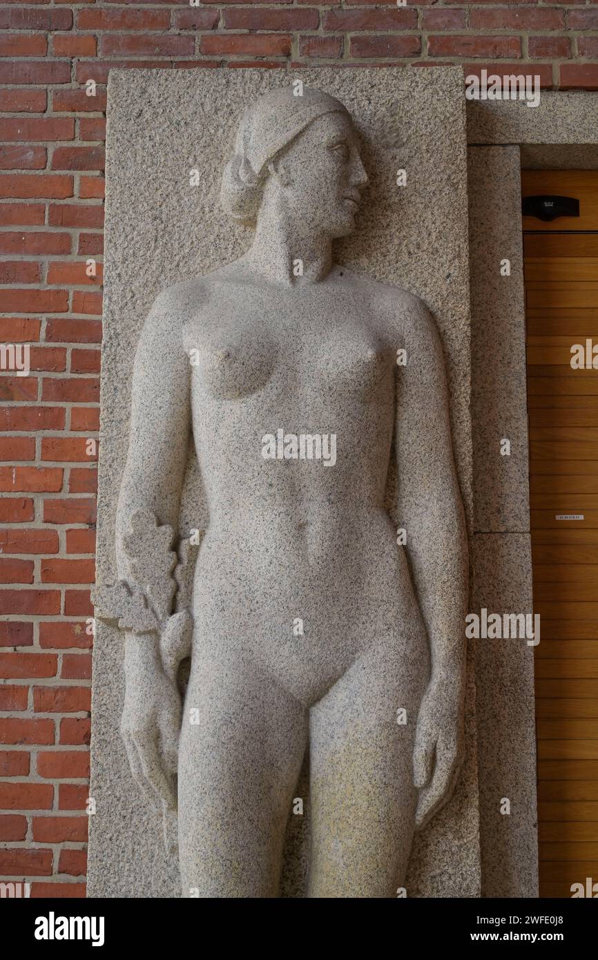 Steinfigur aus der NS-Zeit, Nazi-Kunst, Eingangsbereich, Schwimmhalle der Berliner Bäderbetriebe, Finckensteinallee, Lichterfelde, Steglitz-Zehlendorf Stock Photo