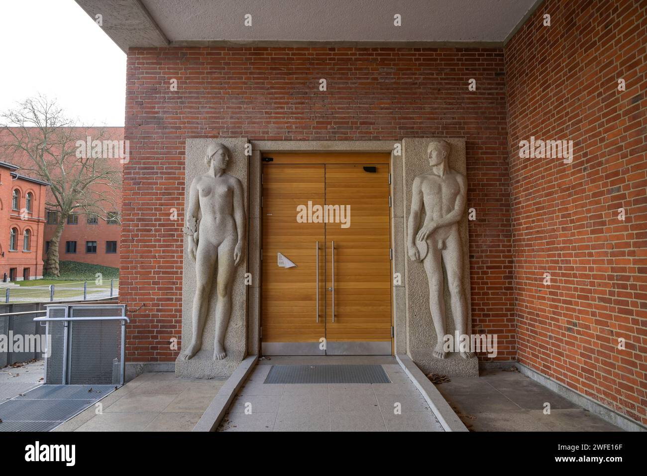 Steinfiguren aus der NS-Zeit, Nazi-Kunst, Eingangsbereich, Schwimmhalle der Berliner Bäderbetriebe, Finckensteinallee, Lichterfelde, Steglitz-Zehlendo Stock Photo