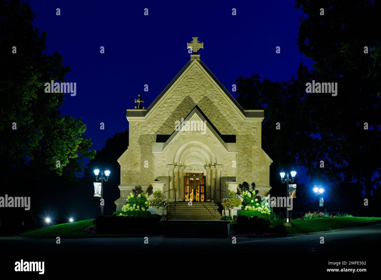 Memorial Chapel. Calvary Cemetery Chapel. Night view. Calvary Cemetery, Dayton, Ohio, USA. Stock Photo