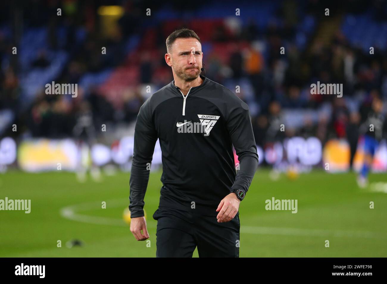 Dan cook assistant referee hi-res stock photography and images - Alamy