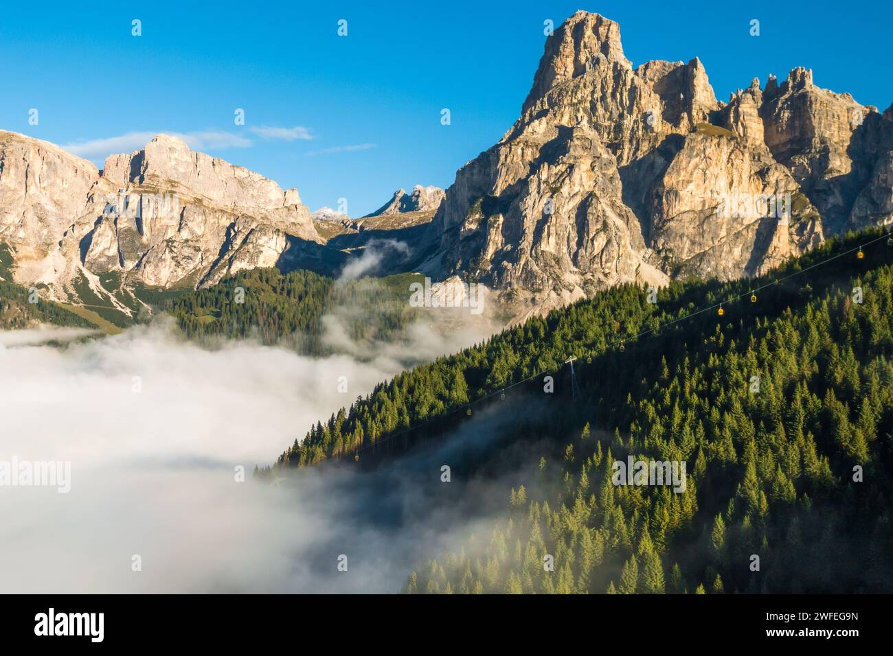 Dense fog envelops rocky mountain hi-res stock photography and images ...