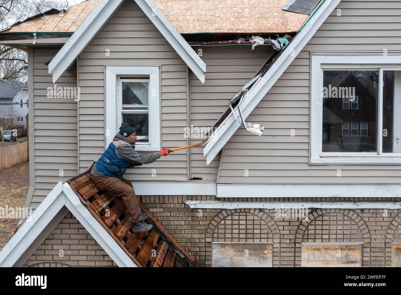 Detroit, Michigan - Workers replace a roof on a vacant house in the Morningside neighborhood. They were part of an effort by a nonprofit, the U Snap B Stock Photo
