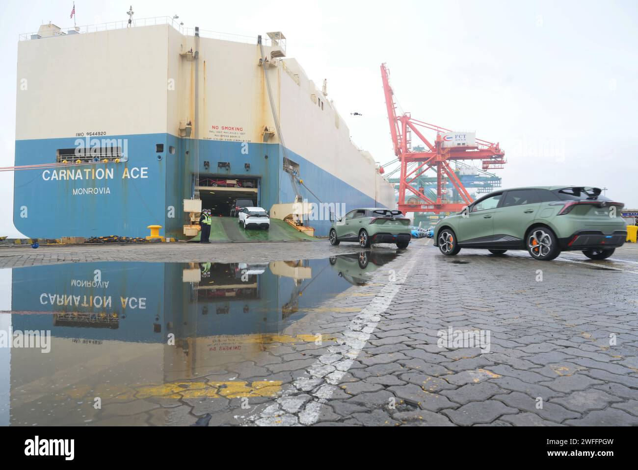 240131-fuzhou-jan-31-2024-xinhua-vehicles-for-export-are