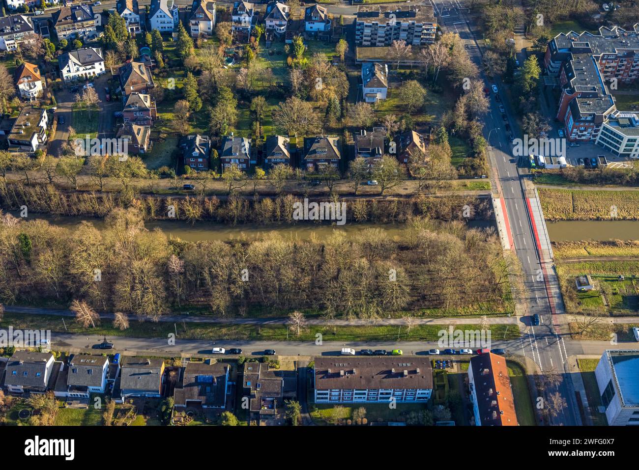 Luftbild, Wohngebiet am bewaldeten Markgrafenufer und Ahseufer, Fluss Ahse mit Brücke Marker Allee am Paracelsuspark, Uentrop, Hamm, Ruhrgebiet, Nordrhein-Westfalen, Deutschland ACHTUNGxMINDESTHONORARx60xEURO *** Aerial view, residential area at the wooded Markgrafenufer and Ahseufer, river Ahse with bridge Marker Allee at Paracelsuspark, Uentrop, Hamm, Ruhr area, North Rhine-Westphalia, Germany ACHTUNGxMINDESTHONORARx60xEURO Stock Photo