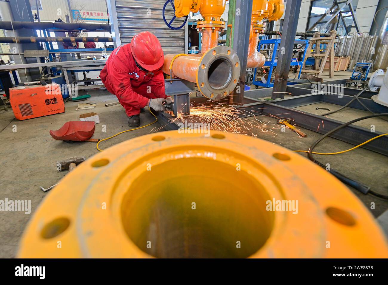 QINGZHOU, CHINA - JANUARY 31, 2024 - A worker works at a special equipment manufacturing enterprise in Qingzhou Economic Development Zone, East China' Stock Photo