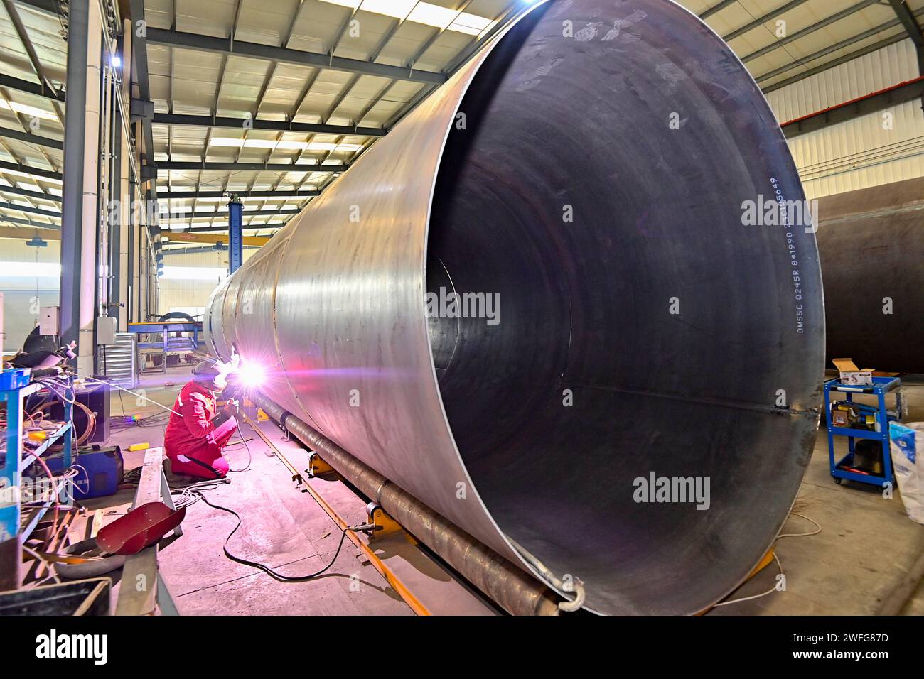 QINGZHOU, CHINA - JANUARY 31, 2024 - A worker works at a special equipment manufacturing enterprise in Qingzhou Economic Development Zone, East China' Stock Photo