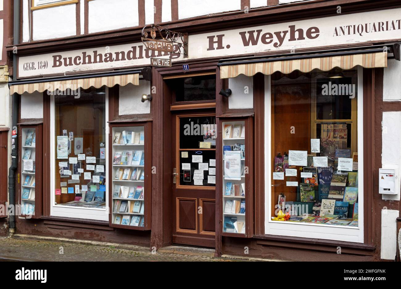 03.02.2020 Buchhandlung Helga Weyhe Deutschland/ Sachsen Anhalt/ Altmark/ Altmarkkreis Salzwedel/ Salzwedel/ Innenstadt/ Altperverstraße/ Buchhandlung der ältesten, aktiven Buchhändlerin in Deutschland/ im Schaufenster viele Bücher und Sprüche darunter auch Zitate von Albert Einstein *** 03 02 2020 Bookstore Helga Weyhe Germany Saxony Anhalt Altmark Altmarkkreis Salzwedel Salzwedel city center Altperverstraße Bookstore of the oldest, active bookseller in Germany in the shop window many books and sayings including quotes from Albert Einstein Stock Photo