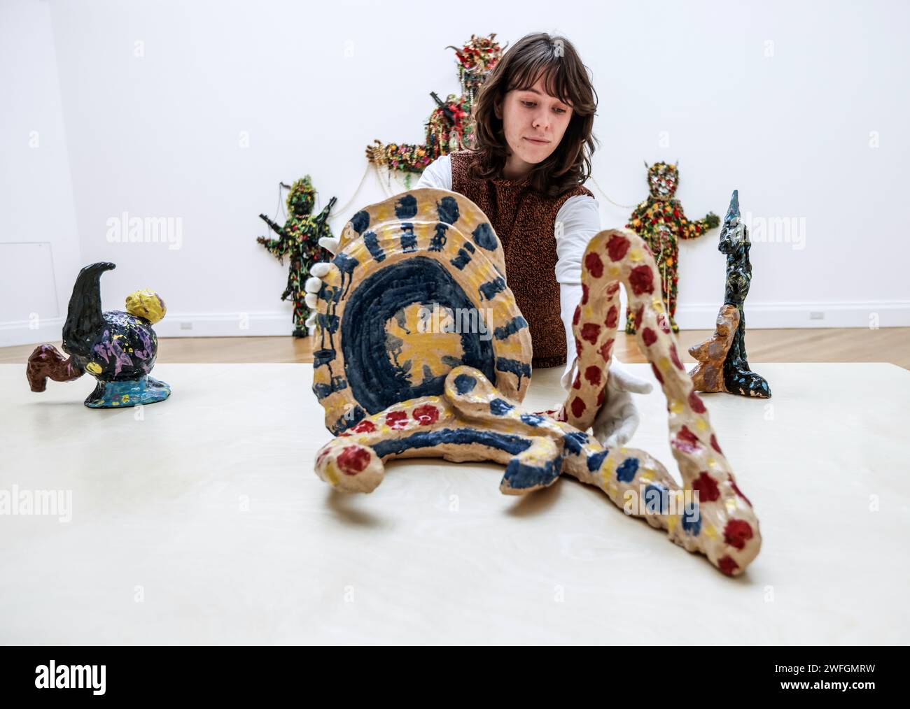 Young girl looking at art installation hires stock photography and