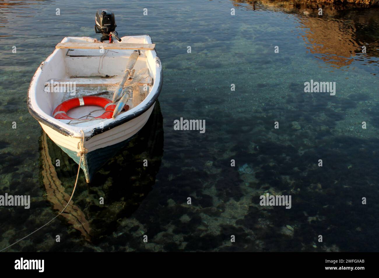 Barca al tramonto sul mare di Ponza, Italia Stock Photo