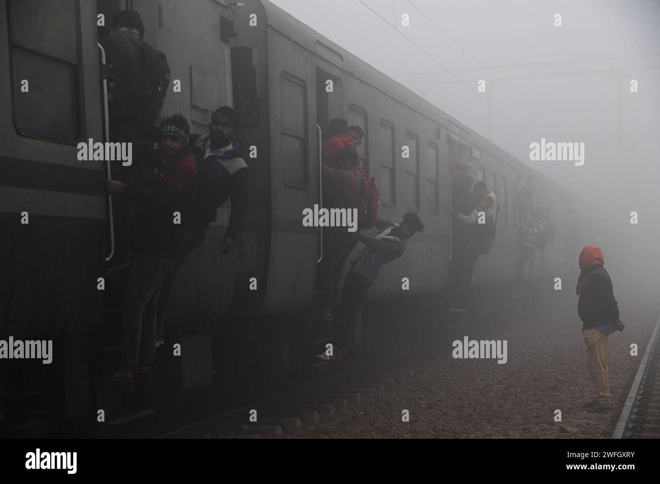 New Delhi, Delhi, India. 31st Jan, 2024. People travel on a overcrowded train on the outskirts of New Delhi, India on January 31, 2024. Indian Prime Minister Narendra Modi's government is set to announce it's final budget on February 1, 2024 ahead of the Indian General Elections which would be held across the country. (Credit Image: © Kabir Jhangiani/ZUMA Press Wire) EDITORIAL USAGE ONLY! Not for Commercial USAGE! Stock Photo