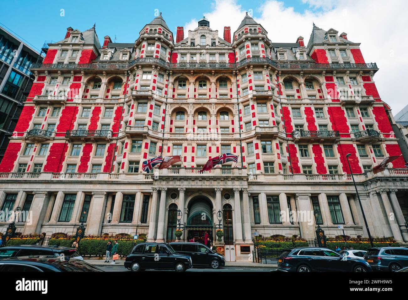 At the mandarin oriental hotel in london hi-res stock photography and ...