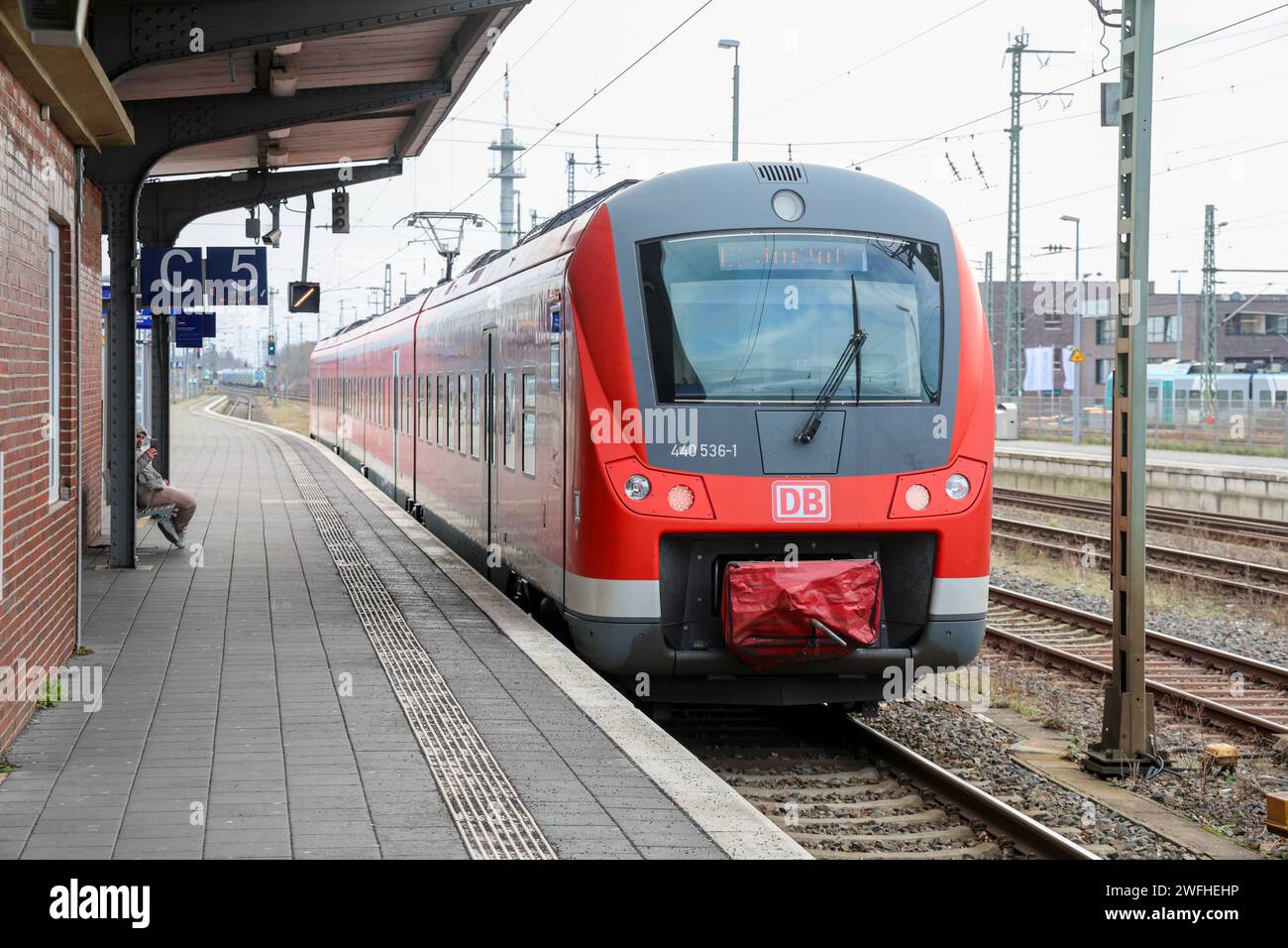 Eisenbahnverkehr am Bahnhof Rheine. Regionalexpress Zug der Deutschen ...
