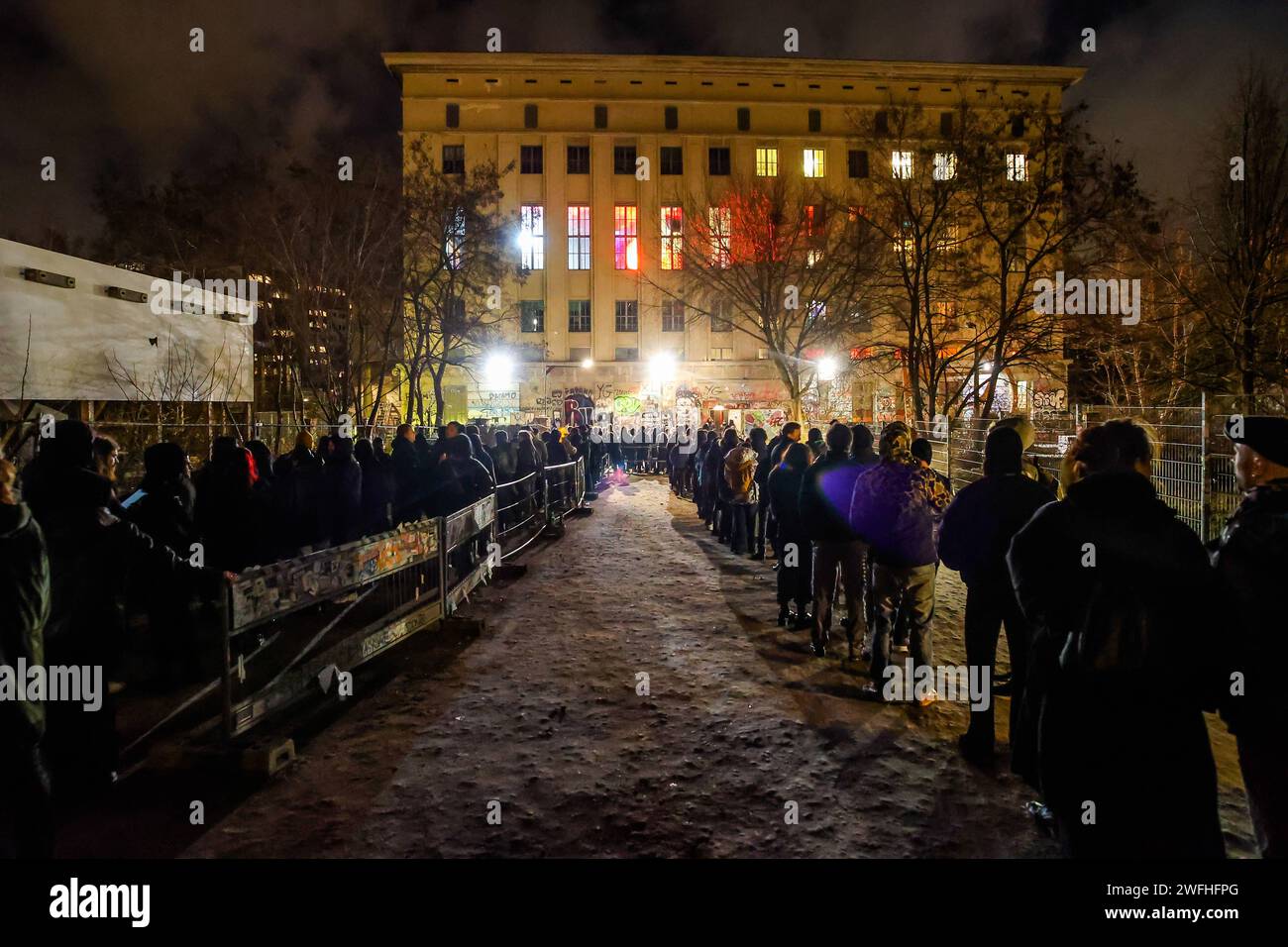 Berghain Club Berlin, CTM Festival 2024 Meinschenschlange zum Eintritt