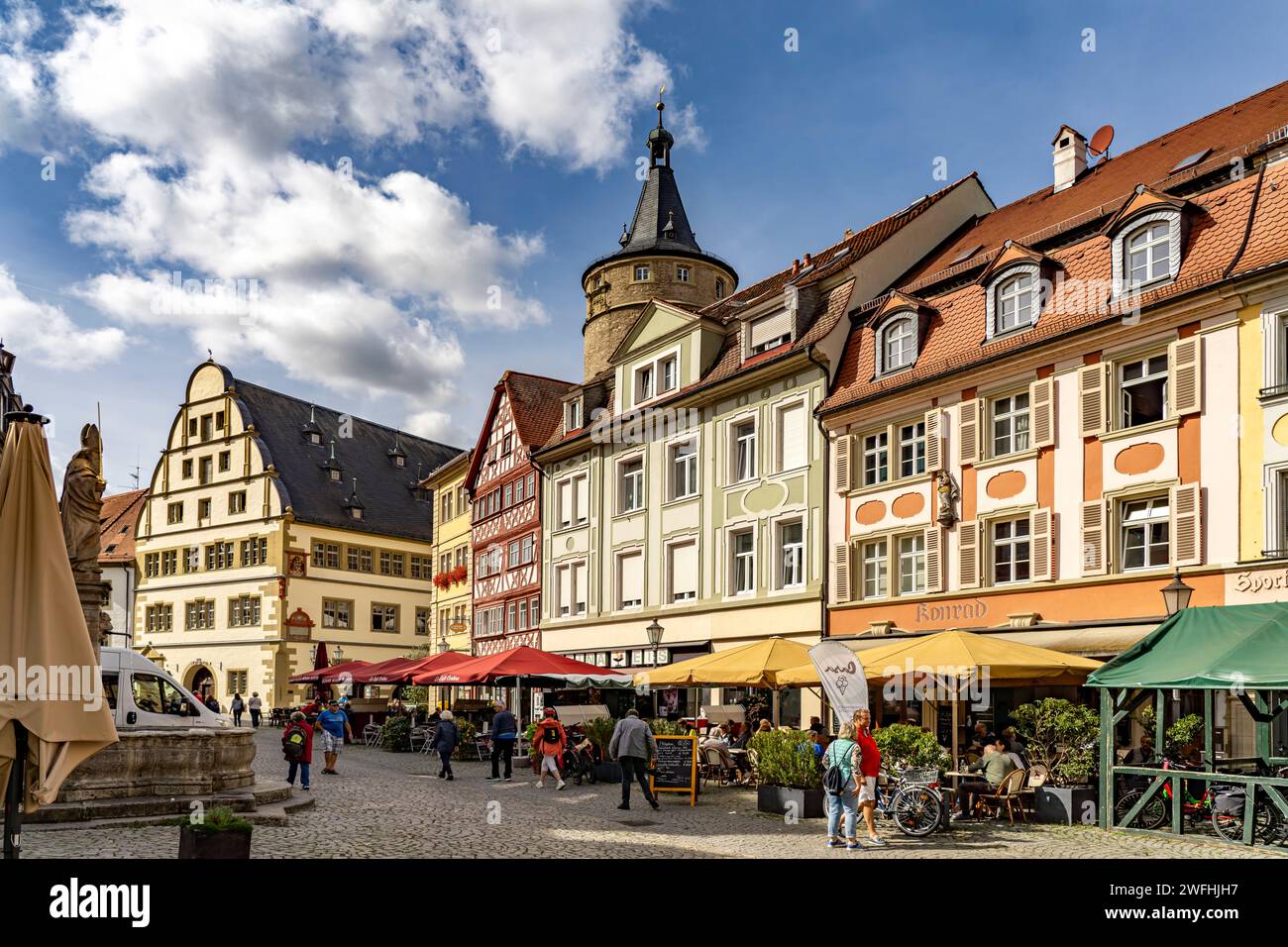Marktplatz mit Marktturm und Rathaus in der Altstadt von Kitzingen