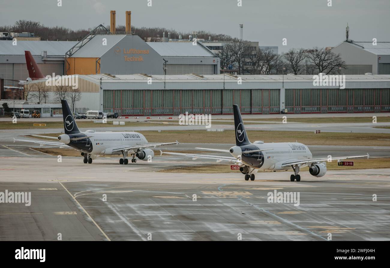 Flughafen Hamburg Flugzeuge von Lufthansa warten auf die Starterlaubnis auf dem Rollfeld des Hamburger Flughafens, Deutschland *** Hamburg Airport Lufthansa aircraft waiting for take-off clearance on the tarmac at Hamburg Airport, Germany Copyright: xNikolaixKislichkox IMG 0338 Stock Photo