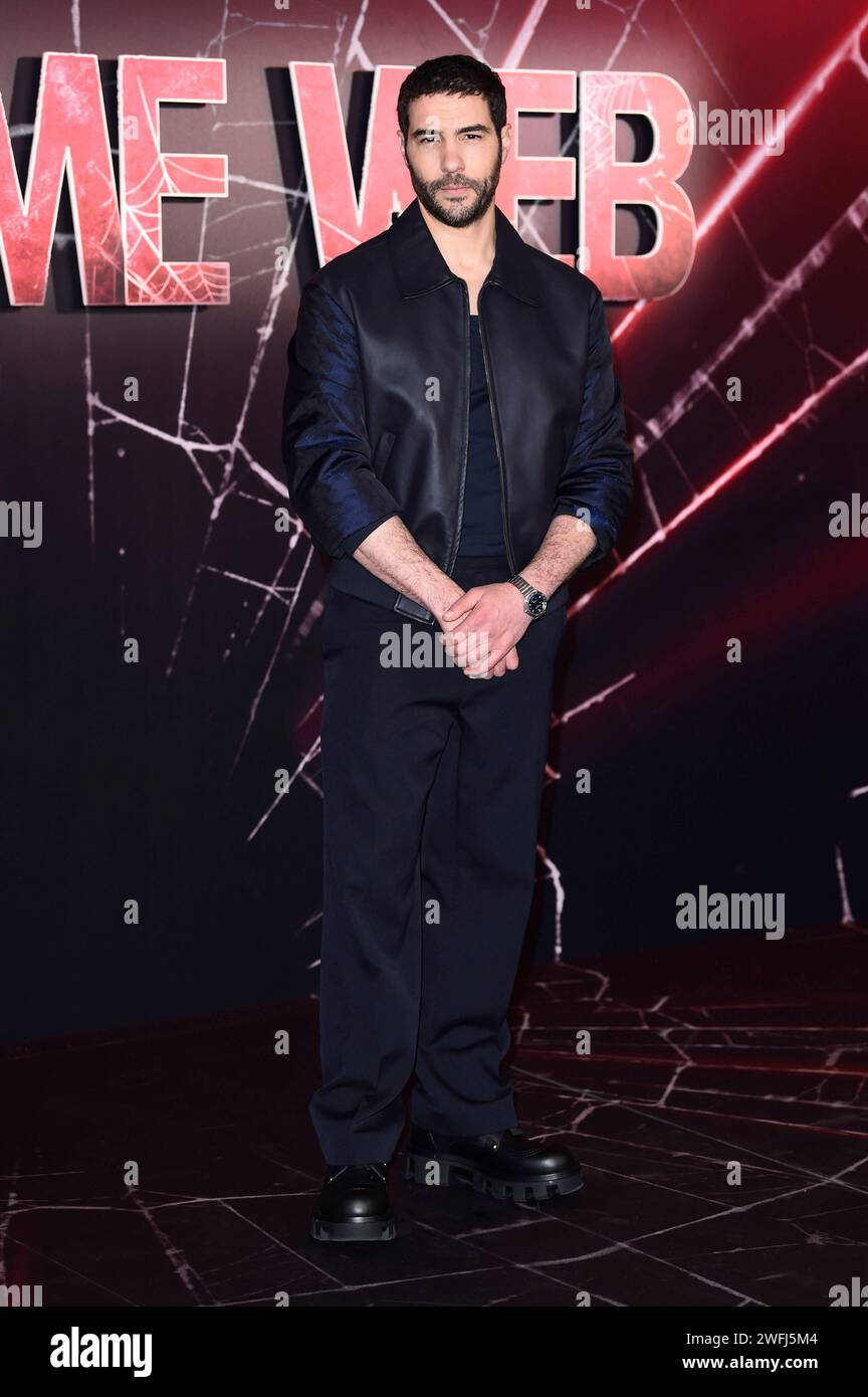 Tahar Rahim beim Photocall zum Kinofilm Madame Web im Claridge s Hotel