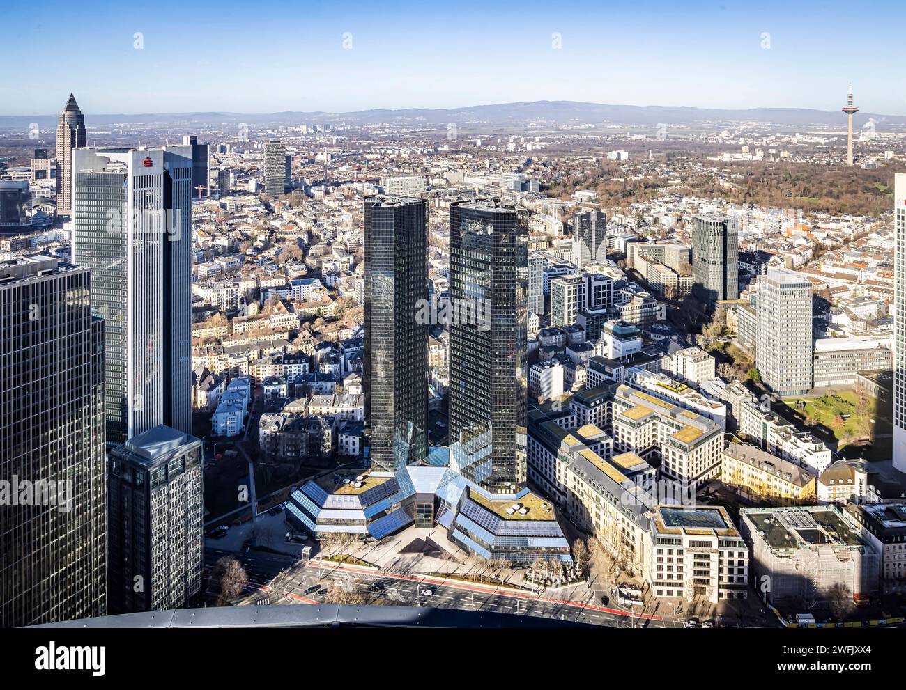 Ausblick vom Main Tower auf die Stadt Frankfurt. Die 200 Meter hoch ...