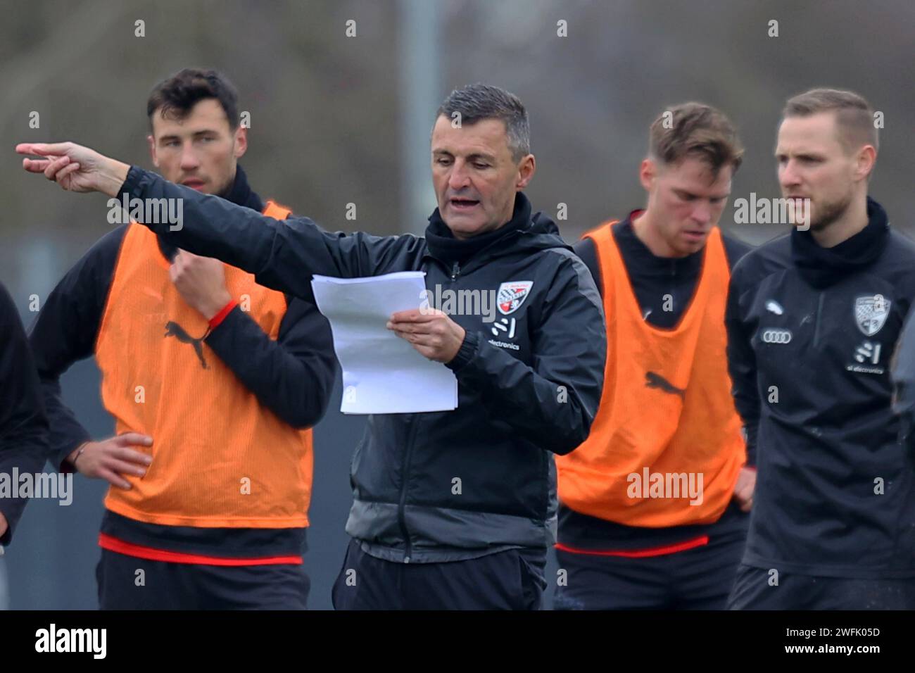 Ingolstadt, Deutschland. 31st Jan, 2024. Ingolstadt, Deutschland 31. Januar 2024: 3. Liga - 2023/2024 - FC Ingolstadt 04 Training 31.01.2024 Im Bild: Trainer Michael Köllner/Koellner (FC Ingolstadt 04) gestikuliert auf dem Spielfeld. Credit: dpa/Alamy Live News Stock Photo