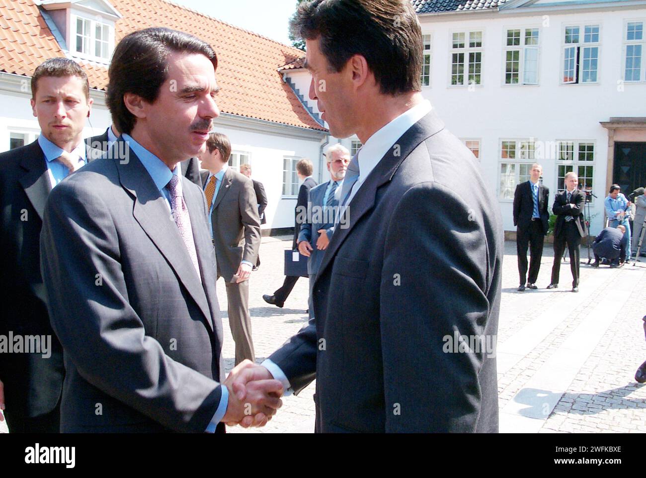 June 18,2002-Danish Prime minister Anders Fogh Rasmussen welcome Spanish Prime minister Jose Maria Aznar at Marienborg Lyngby,after talk bothe Prime minister hold joint press conference at Marienborg,Lyngby Denmark(Photo by Francis Dean/Dean Pictures) Stock Photo