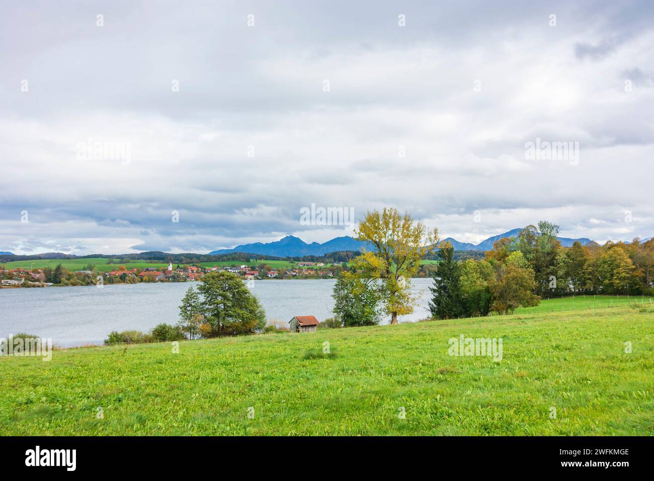 Murnau am Staffelsee: lake Riegsee, Alps in Oberbayern, Pfaffenwinkel, Upper Bavaria, Bayern, Bavaria, Germany Stock Photo