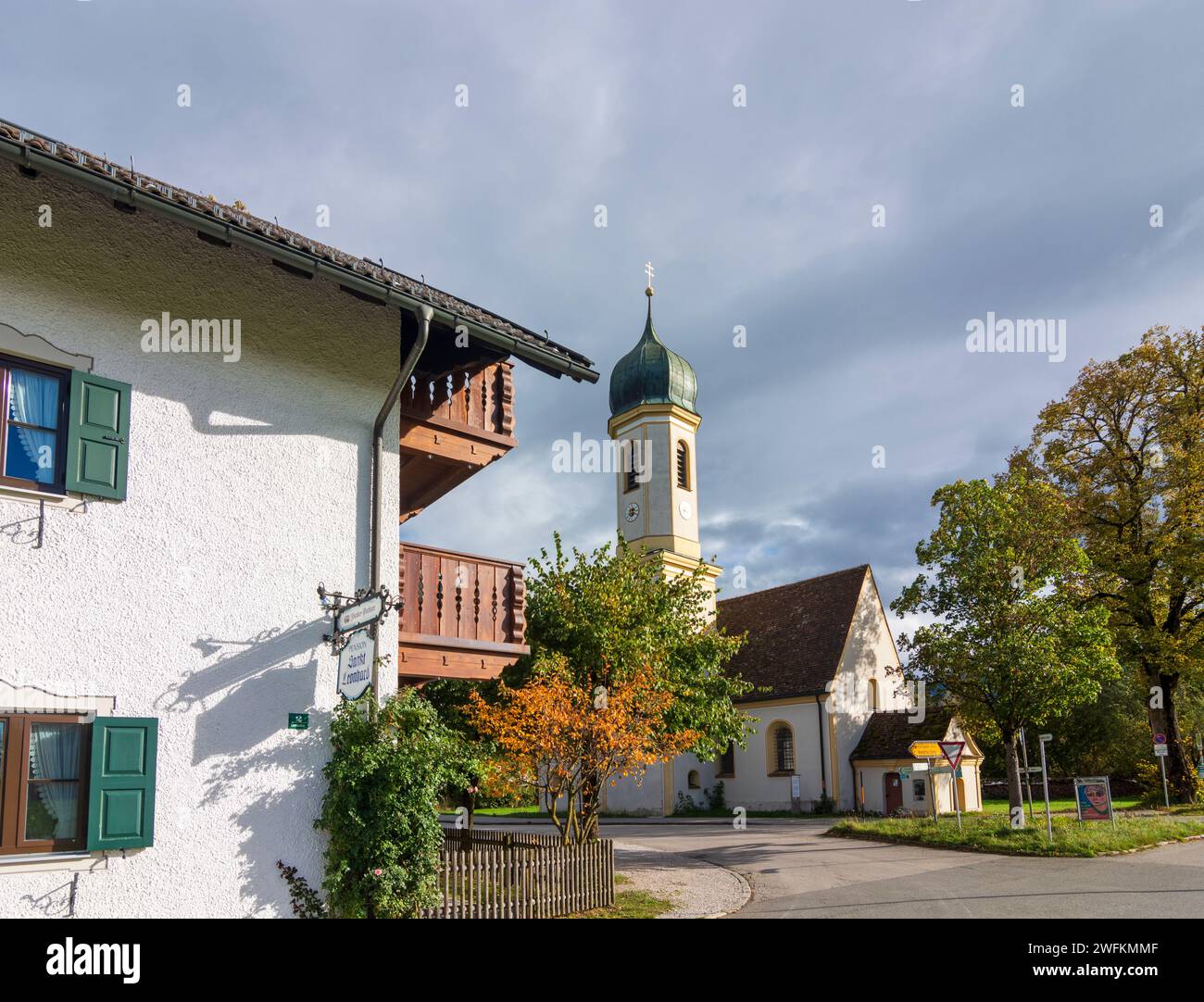 Murnau am Staffelsee: church St. Leonhard in Froschhausen in Oberbayern, Pfaffenwinkel, Upper Bavaria, Bayern, Bavaria, Germany Stock Photo