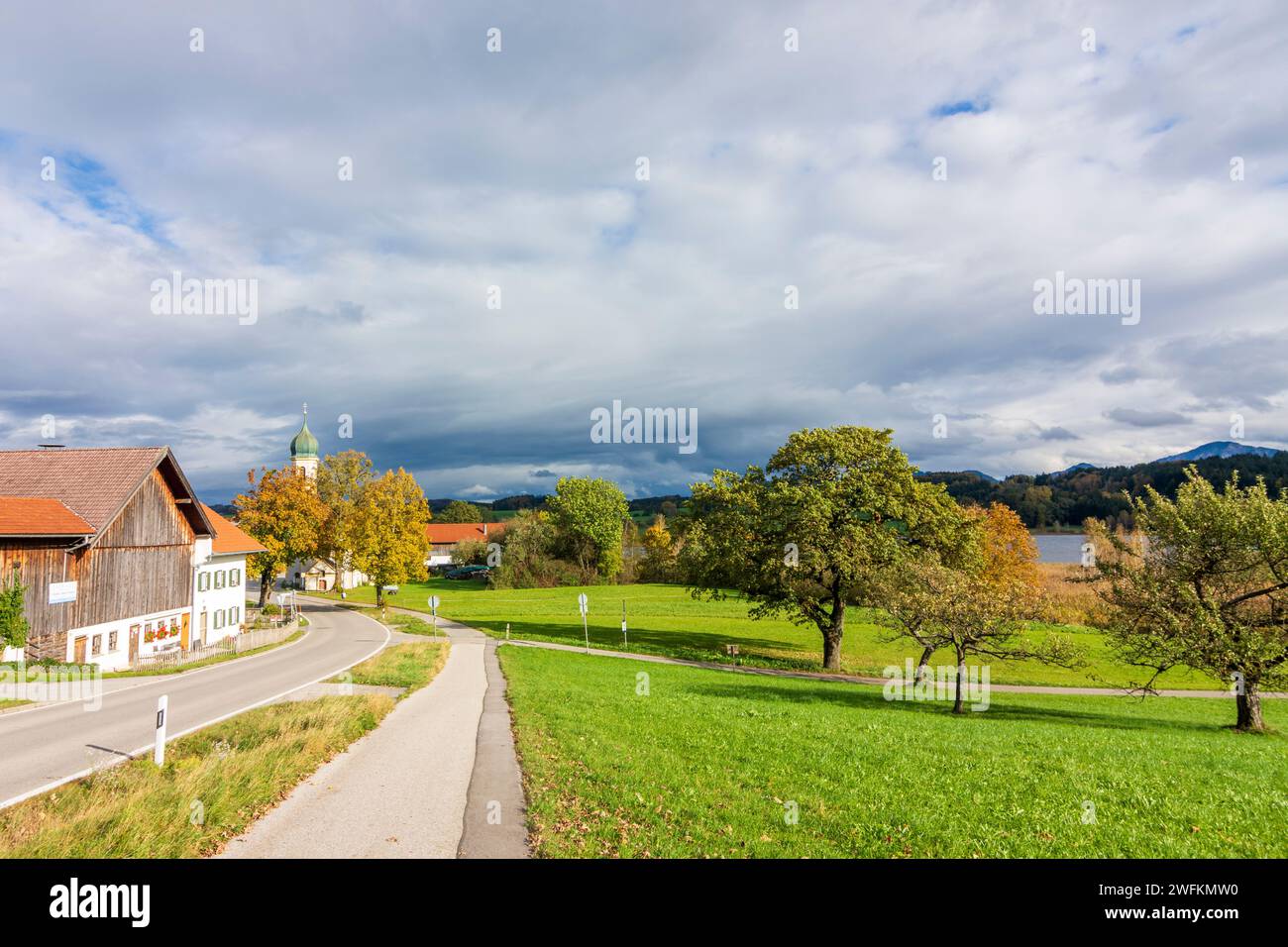 Murnau am Staffelsee: lake Riegsee, village and church Froschhausen in Oberbayern, Pfaffenwinkel, Upper Bavaria, Bayern, Bavaria, Germany Stock Photo