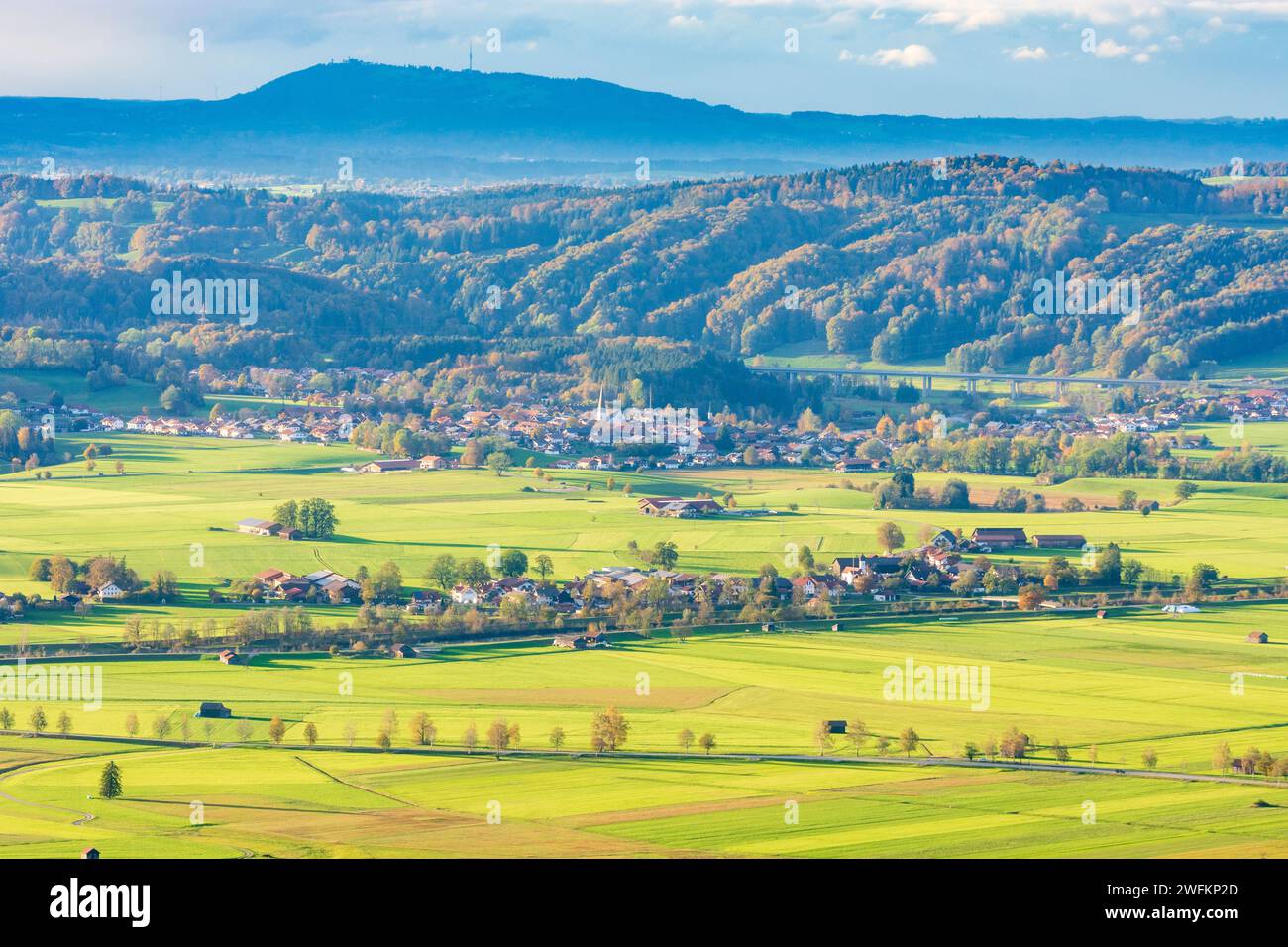 Großweil: village Großweil, freeway A95, meadows with barnes, mountain Hoher Peißenberg in Oberbayern, Tölzer Land, Upper Bavaria, Bayern, Bavaria, Ge Stock Photo