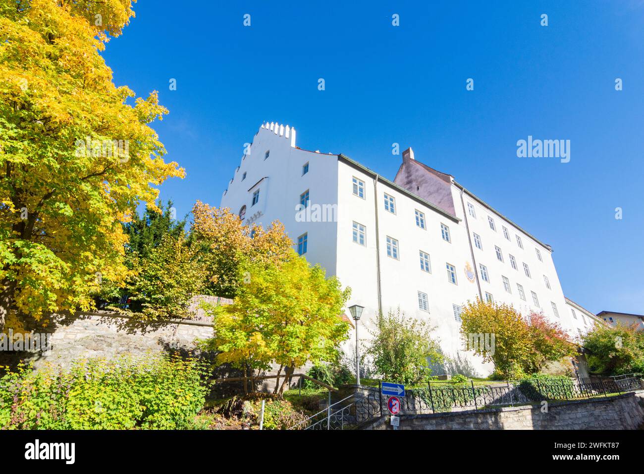 Murnau am Staffelsee: Old Town, Schloss Murnau Castle in Oberbayern, Pfaffenwinkel, Upper Bavaria, Bayern, Bavaria, Germany Stock Photo