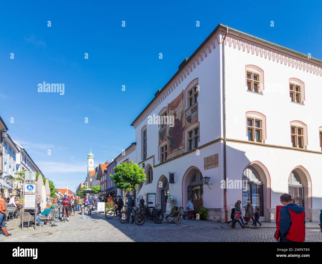 Murnau am Staffelsee: Old Town, street Untermarkt, Town Hall in Oberbayern, Pfaffenwinkel, Upper Bavaria, Bayern, Bavaria, Germany Stock Photo