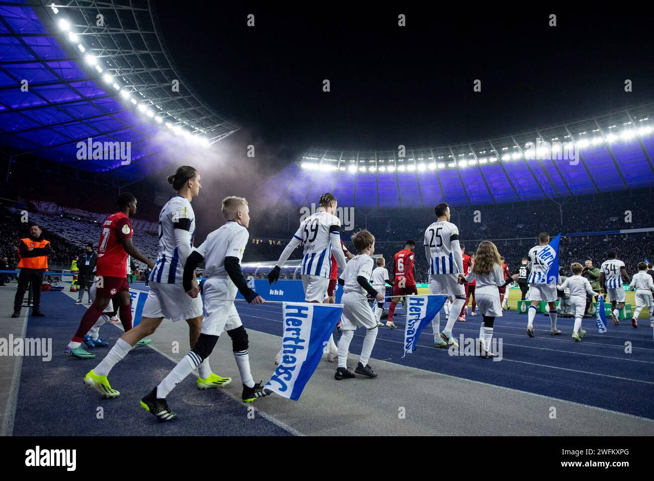 Berlin, Deutschland. 31st Jan, 2024. Hertha BSC beim einlaufen, Derry Scherhant (Hertha BSC, 39), Haris Tabakovic (Hertha BSC, 25), Michal Karbownik (Hertha BSC, 6) DFB-Pokal 2023/24, Viertelfinale: Hertha BSC - 1. FC Kaiserslautern, Olympiastadion, Berlin, 31.01.2024 DFB REGULATIONS PROHIBIT ANY USE OF PHOTOGRAPHS AS IMAGE SEQUENCES AND/OR QUASI-VIDEO/dpa/Alamy Live News Stock Photo