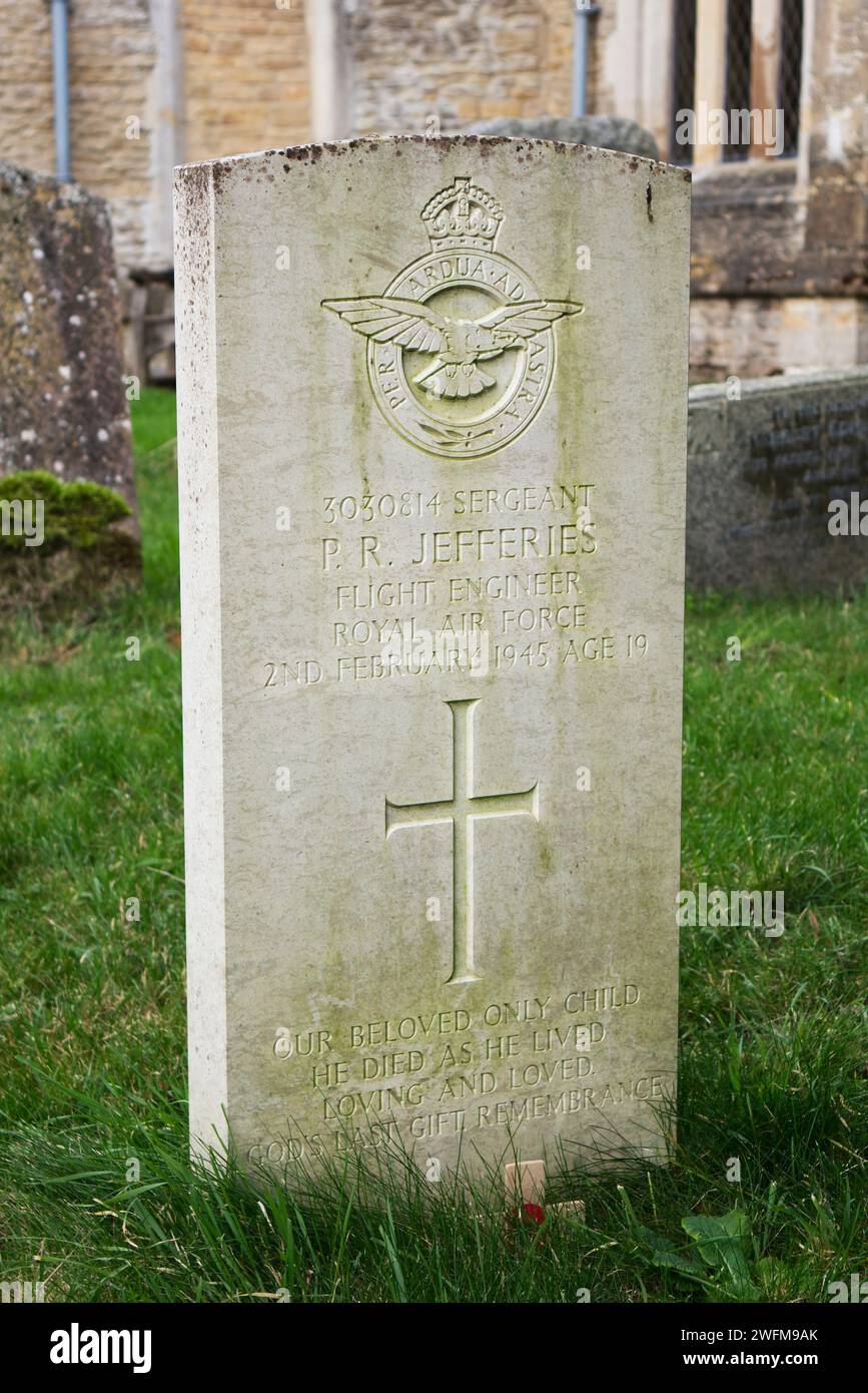 Commonwealth War Grave for WW2 Royal Air Force Flight Engineer in St Leonard's Churchyard, Stagsden Stock Photo