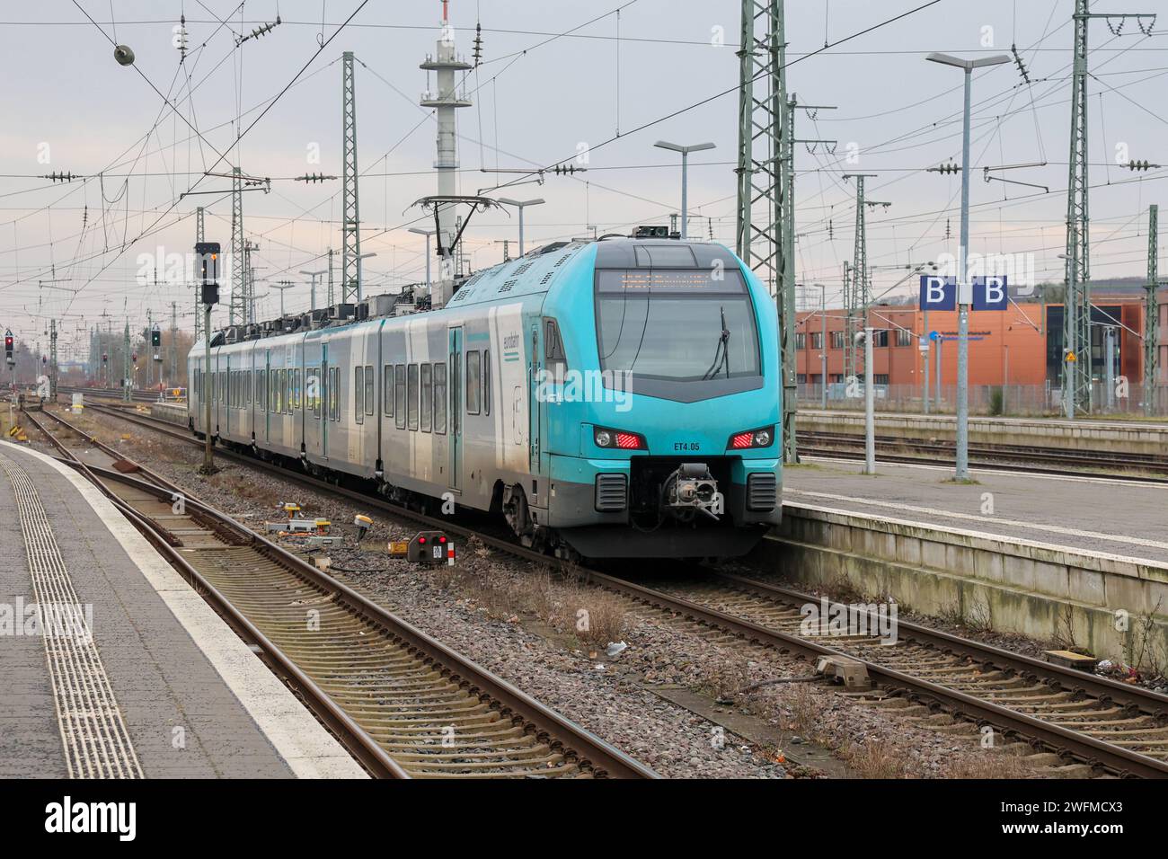 Eisenbahnverkehr am Bahnhof Rheine. Regionalbahn Zug der Eurobahn. RB61 ...