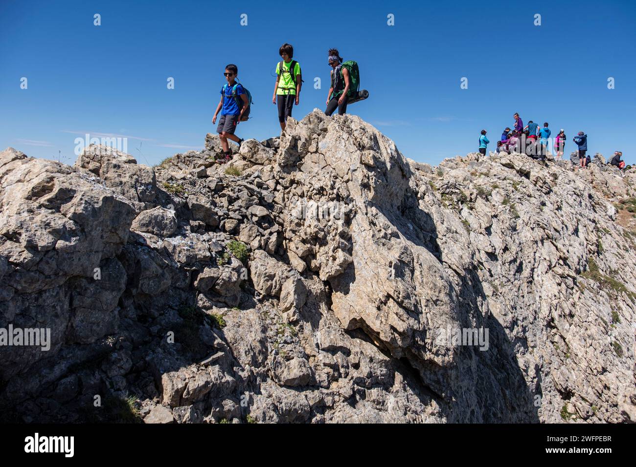 montañeros en la cima de La mesa de los Tres Reyes , 2442m., Huesca, Aragón, Spain, Europe Stock Photo