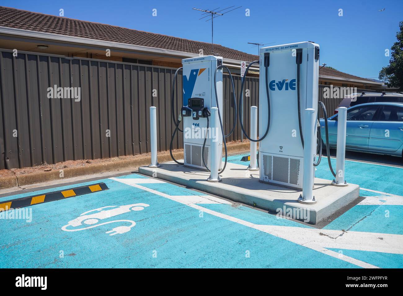 Evie car charger hires stock photography and images Alamy