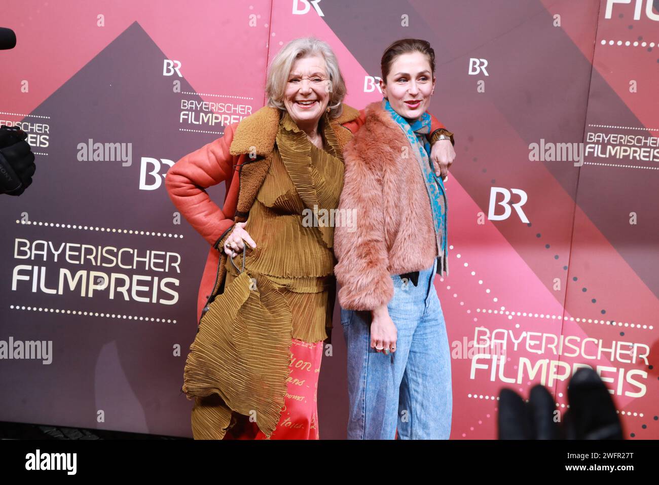 Jutta Speidel mit Tochter Franziska bei der Verleihung des 45. Bayerischen Filmpreises 2023 im Prinzregententheater. München, 19.01.2024 Stock Photo