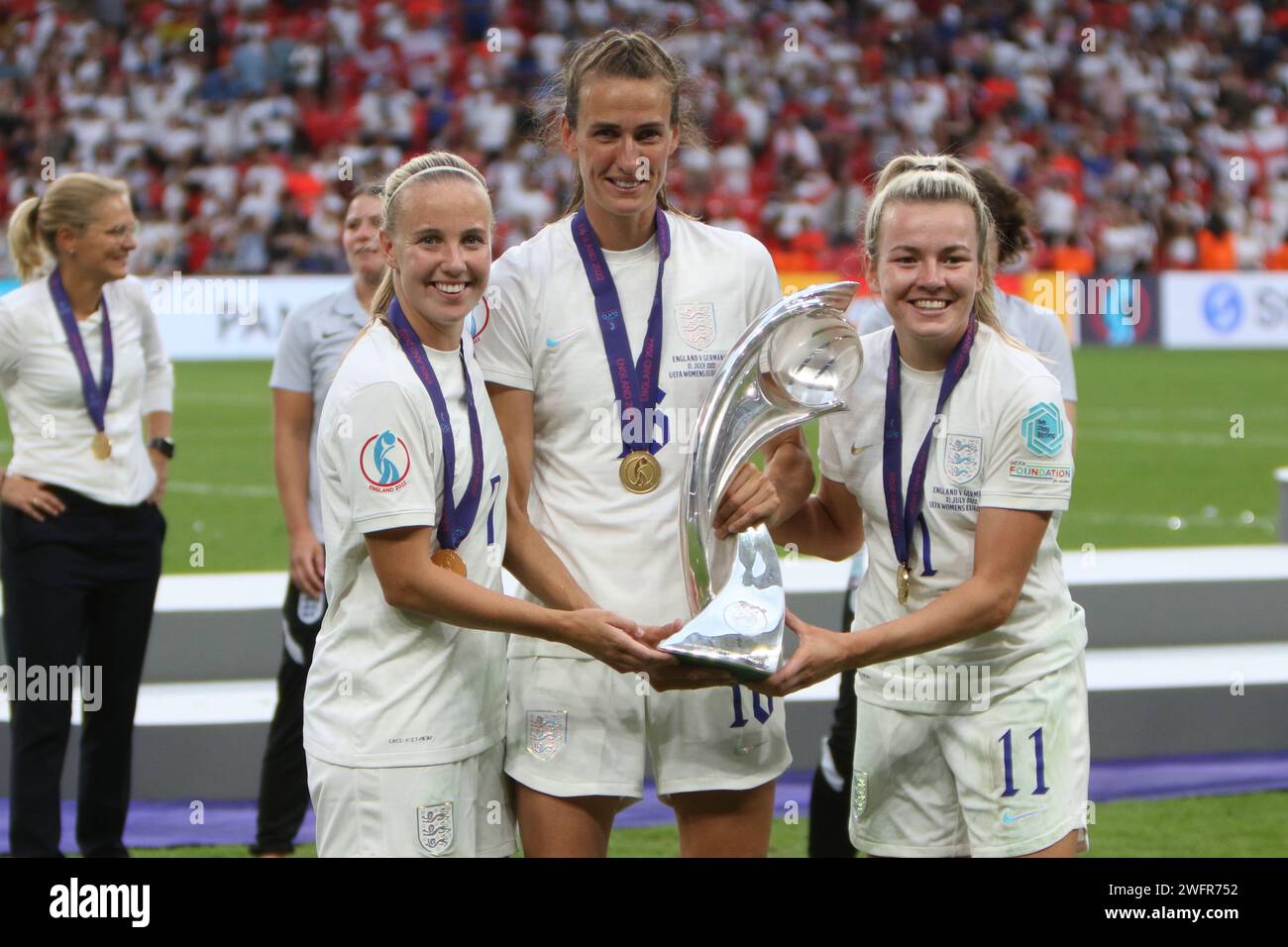 Beth Mead, Jill Scott and Lauren Hemp hold trophy UEFA Women's Euro ...