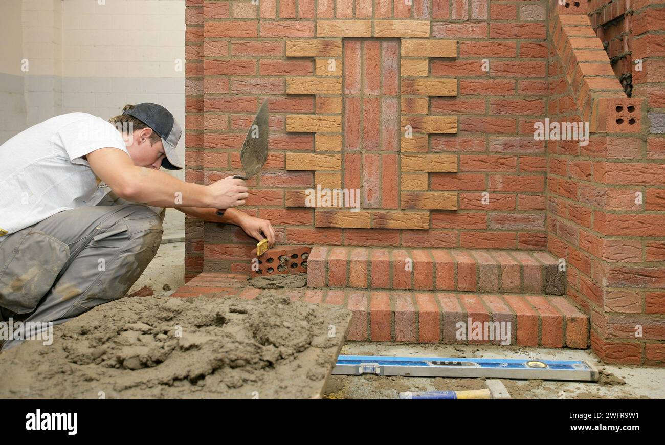 Bricklayer apprentice hi-res stock photography and images - Alamy