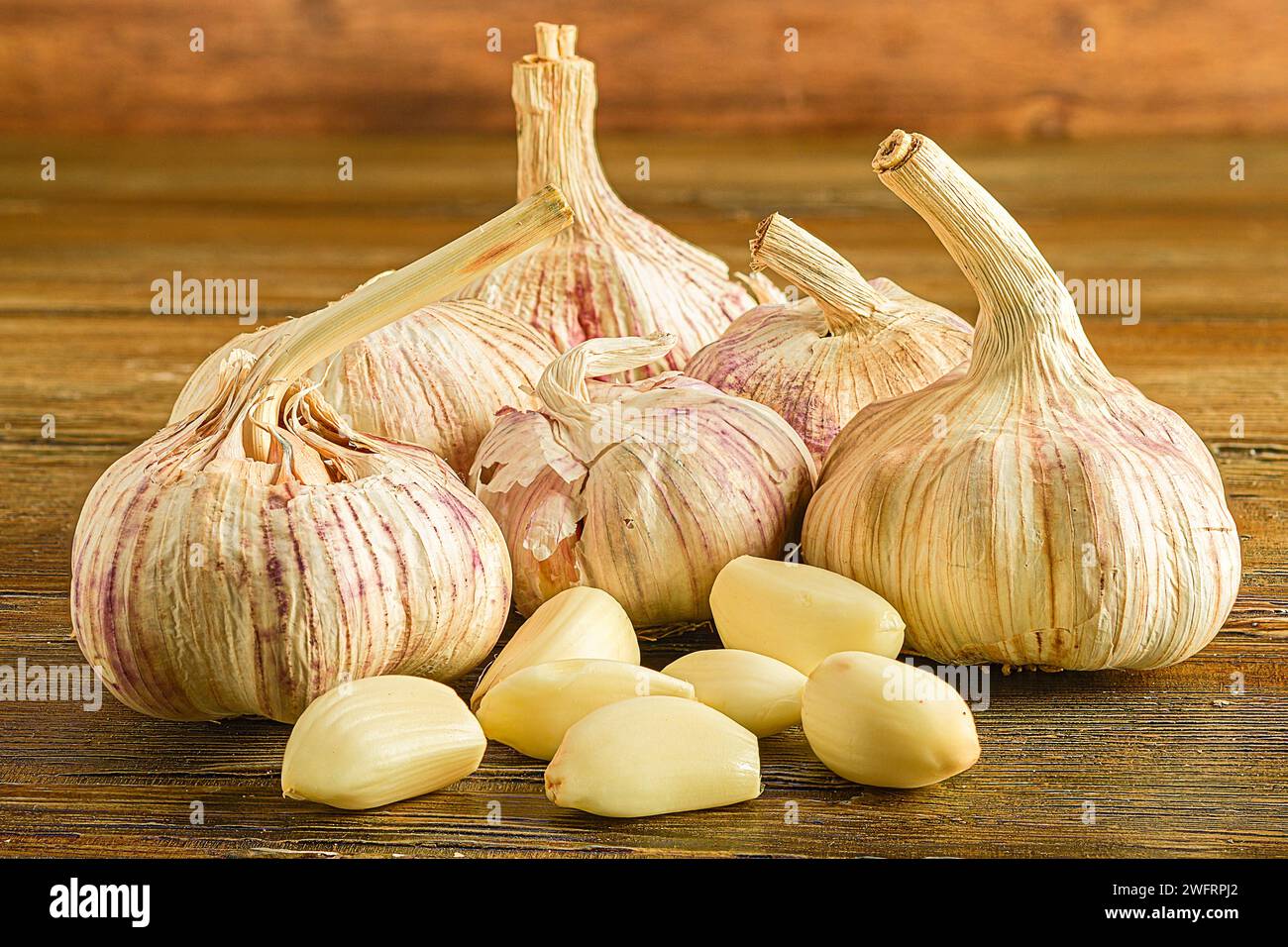 Peeled garlic scattered on hi-res stock photography and images - Alamy