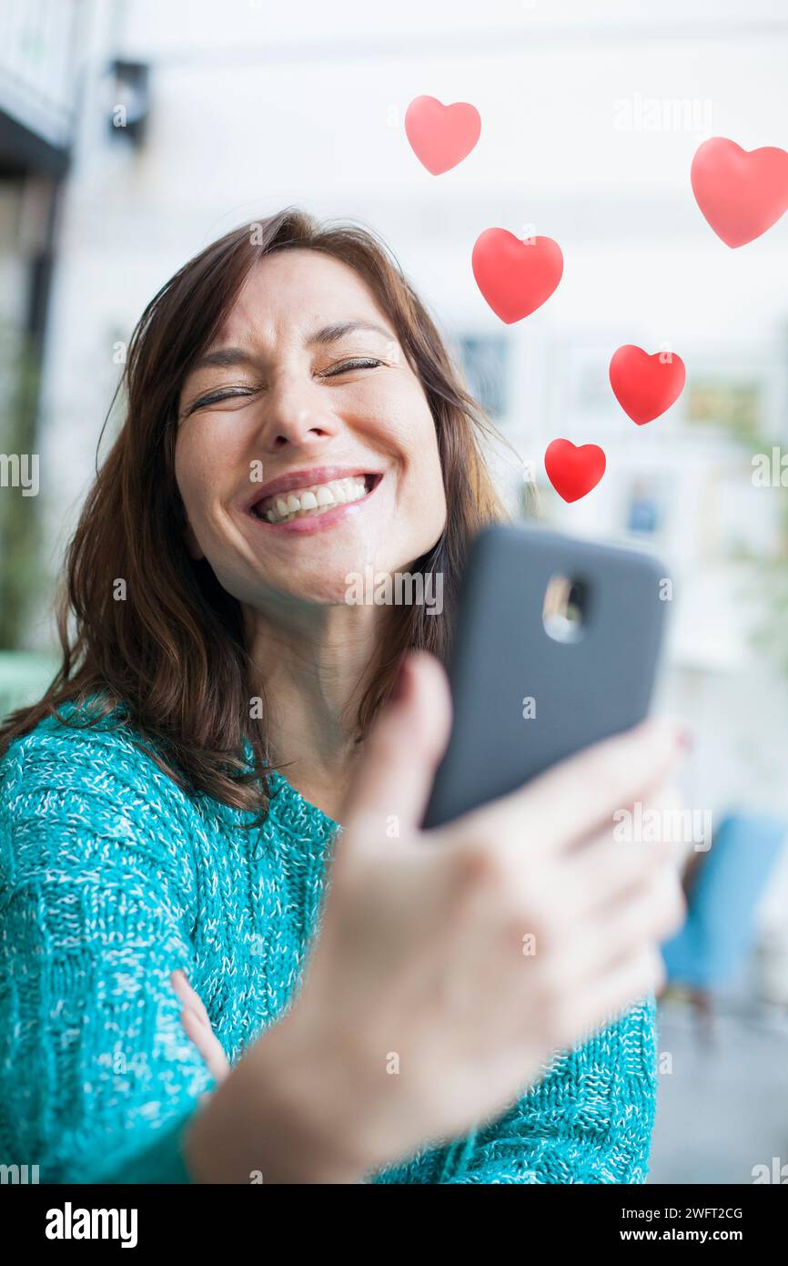 Woman taking selfie beautiful hi-res stock photography and images - Alamy