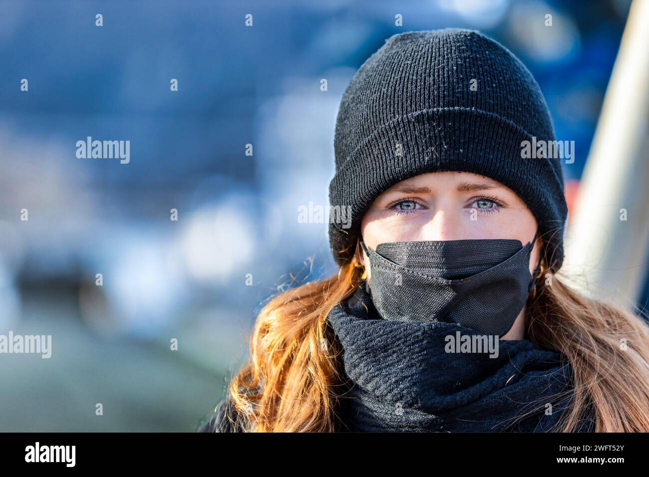 Woman wears mouth mask hi-res stock photography and images - Alamy