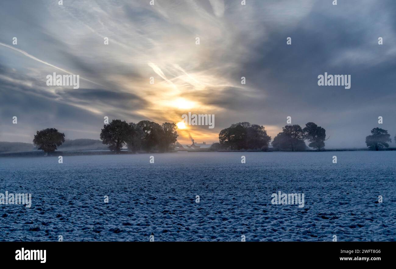 Sunrise over snow covered field hi-res stock photography and images - Alamy