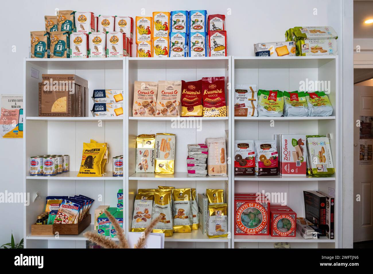 Italian Small Store Small grocery store shelves hi-res stock photography and images - Alamy