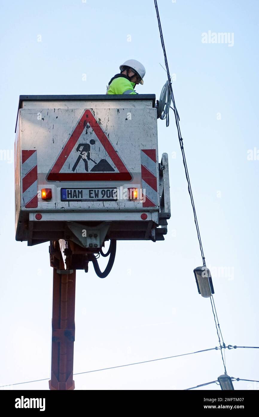 24.09.2022, Hamm, Nordrhein-Westfalen, GER - Monteur arbeitet an einer Stromleitung. Alltag, Arbeit, arbeiten, Arbeiter, Arbeitswelt, aussen, Aussenaufnahme, Bauarbeiter, Berufsleben, Berufswelt, deutsch, Deutschland, Elektriker, Elektrizitaet, Energieversorgung, Entstoerungsdienst, Europa, europaeisch, Gesellschaft, Hamm, Hebebuehne, Herbst, HF, Hochformat, Hoehe, Hoehenangst, Jahreszeit, Kaukasier, kaukasisch, Kontrolle, kontrollieren, Lampe, Mensch, Monteur, Nordrhein-Westfalen, Person, Reparatur, reparieren, Strom, Stromleitung, Stromversorgung, Stromwirtschaft, Technik, warten, Wartung, W Stock Photo